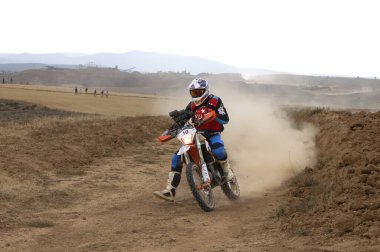 San Blas, Teruel, Aragon, İspanya, 22 Temmuz 2022, Baja Aragon 'un ön eleme safhası, yarı çöl bölgelerindeki yarış, yüksek sıcaklıklar, uluslararası takvim testi, motorsikletlerin zamanlaması