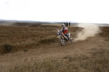 San Blas, Teruel, Aragon, İspanya, 22 Temmuz 2022, Baja Aragon 'un ön eleme safhası, yarı çöl bölgelerindeki yarış, yüksek sıcaklıklar, uluslararası takvim testi, motorsikletlerin zamanlaması