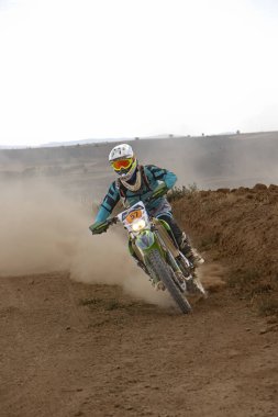 San Blas, Teruel, Aragon, İspanya, 22 Temmuz 2022, Baja Aragon 'un ön eleme safhası, yarı çöl bölgelerindeki yarış, yüksek sıcaklıklar, uluslararası takvim testi, motorsikletlerin zamanlaması