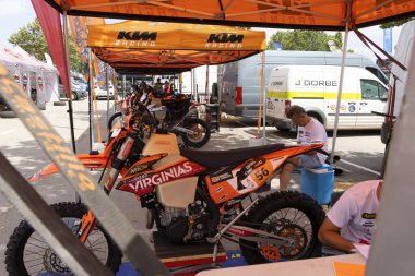 San Blas, Teruel, Aragon, İspanya, 22 Temmuz 2022, yarı çöl bölgelerindeki ralli tipi yarışın ön eleme aşaması, yüksek sıcaklıklar, uluslararası takvim testi, motosikletli bir stand.