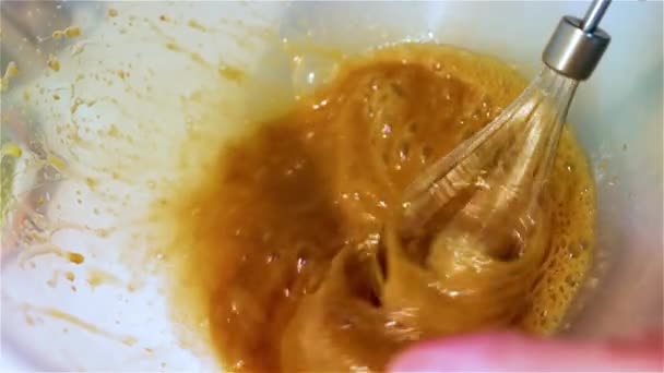 Повільний Знімок Відео Людини Кухні Інгредієнтами Змішування Мікшера Щоб Зробити — стокове відео