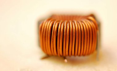 İzole edilmiş bakır bobini, indüksiyon yoluyla enerji depolayan tümevarımsal bileşen.