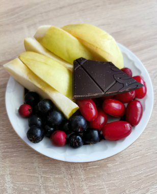 Renkli böğürtlen ve bir parça koyu çikolata zihnin ve vücudun için en iyi antioksidanlardır. Sağlıklı yiyeceklere odaklan.