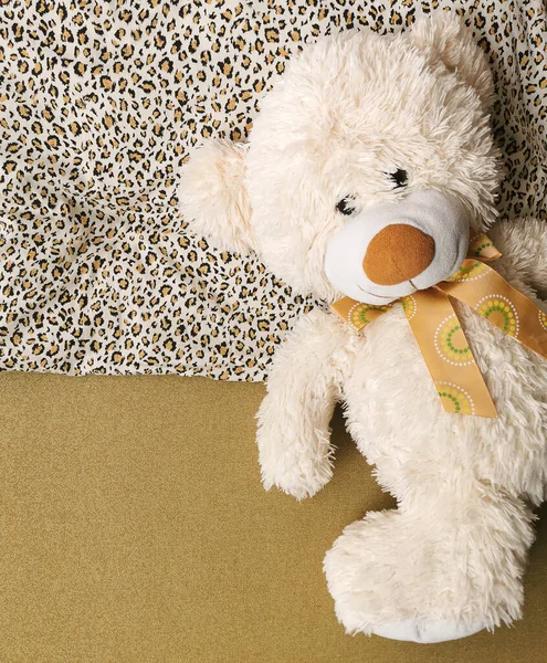 Eenzame Eenzame Eenzame Teddybeer Bed Ligt Het Kussen Wacht Tot — Stockfoto