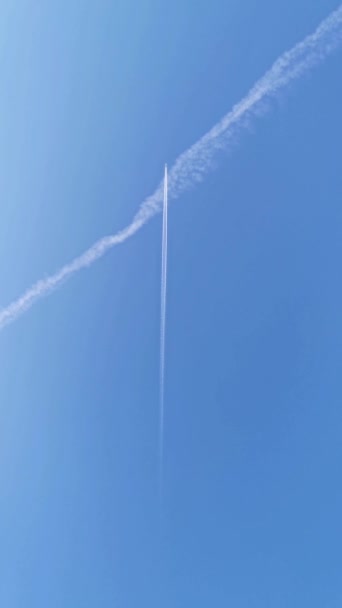 Samolot Leci Niebie Lotnisko Lotnicze Kontrastuje Chmurami Biały Samolot Przewozi — Wideo stockowe