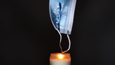 Bir tıbbi maske mum aleviyle alev aldı.