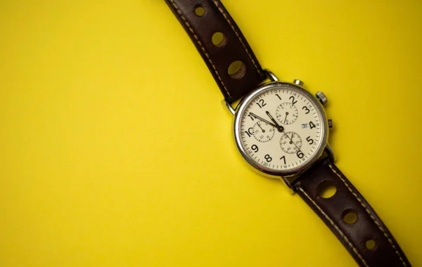 Relógio Masculino Clássico Com Uma Pulseira Couro Mostrando Cinco Minutos — Fotografia de Stock