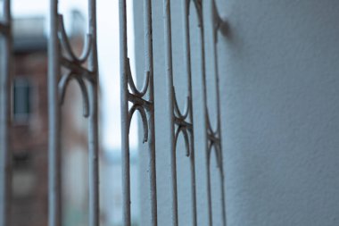 Pencereleri koruyan paslı demir parmaklıklar