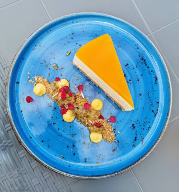 Sarı jöleli cheesecake ve taze tutku meyveli sos.