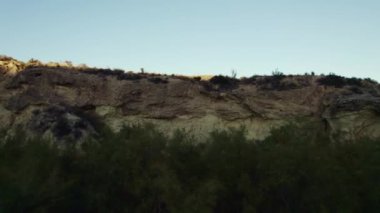 Ugijar 'da (Granada) engebeli bir manzaranın videosu, ağaçlar ve çalılar var, gökyüzü açık