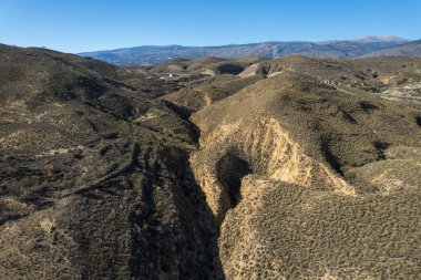 Güney İspanya 'nın dağlık arazisi, çalılar ve ağaçlar var, vadiler var ve gökyüzü açık
