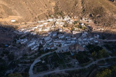 İspanya 'nın güneyinde Darrical adında küçük bir kasaba, bir kilise var, evleri beyaza boyanmış, ağaçlar ve çalılar var.