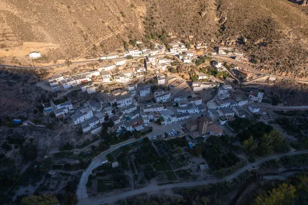 İspanya 'nın güneyinde Darrical adında küçük bir kasaba, bir kilise var, evleri beyaza boyanmış, ağaçlar ve çalılar var.