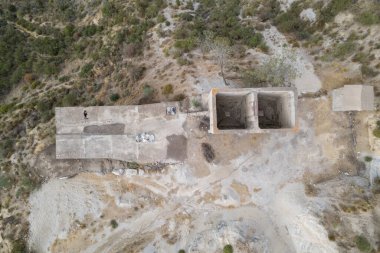 İspanya 'nın güneyinde, Granada' da eski bir maden ocağının inşaatı betondan yapılmıştır ve çevrede 2 kare silo ve bitki örtüsü vardır.