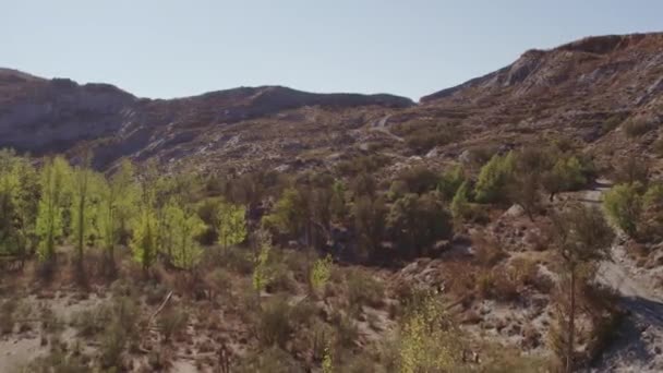 Video Una Zona Montañosa Sur España Hay Árboles Arbustos Cielo — Vídeos de Stock