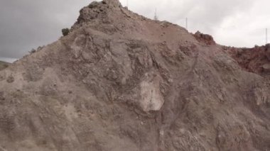Granada 'nın güneyindeki eski bir madende bir vadi var, kayalar ve taşlar var, çalılar var.