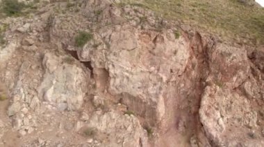 Granada 'nın güneyindeki eski bir madende bir vadi var, kayalar ve taşlar var, çalılar var.