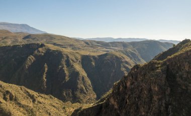 Almerya 'nın güneyindeki dağlık bölge İspanya' da, ağaçlar ve çalılar var, gökyüzü açık.