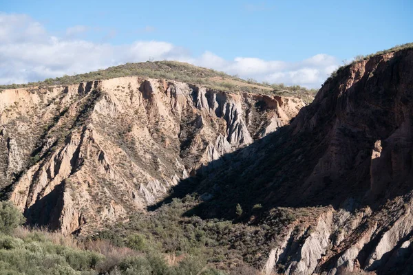 İspanya 'nın güneyinde dağlık bir arazi, birkaç vadi var, ağaçlar ve çalılar var, gökyüzünde bulutlar var.