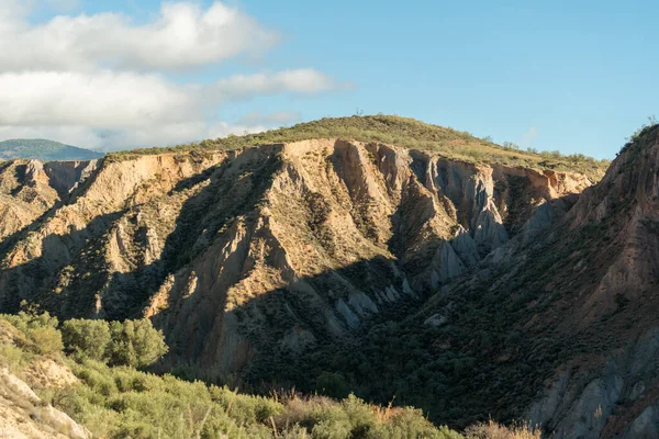 İspanya 'nın güneyinde dağlık bir arazi, birkaç vadi var, ağaçlar ve çalılar var, gökyüzünde bulutlar var.