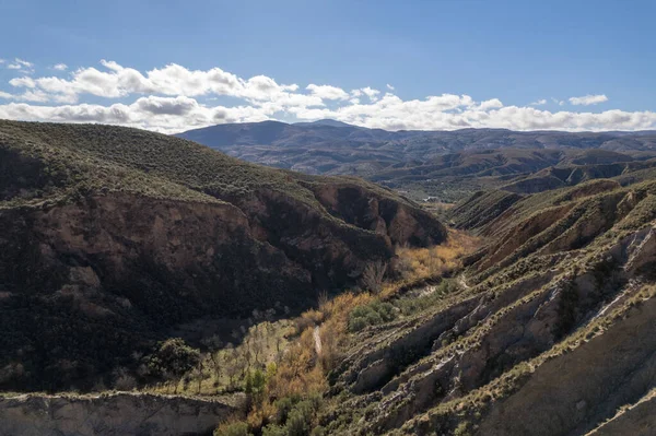 İspanya 'nın güneyindeki dağlık arazide birçok vadi var. Gökyüzünde bulutlar var.