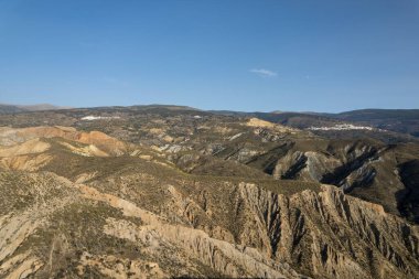 İspanya 'nın güneyindeki dağlık arazi, dağlarda birkaç köy var, birkaç vadi var ve arazi aşınmış, gökyüzü temiz.