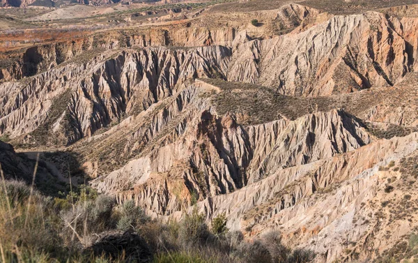 İspanya 'nın güneyindeki dağlık arazi, birkaç vadi var ve arazi aşınmış, gökyüzü bazı bulutlarla temiz.