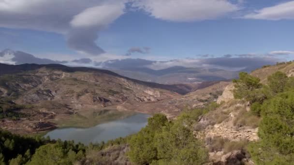 Ορεινό Τοπίο Στη Νότια Ισπανία Υπάρχει Ένα Πευκοδάσος Υπάρχουν Θάμνοι — Αρχείο Βίντεο