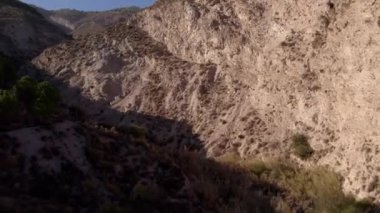 İspanya 'nın güneyindeki dağlık arazi, ağaçların ve çalıların bitki örtüsü, vadiler, gökyüzü açık.