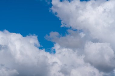 Bulutlar, gökyüzünde beyaz ve gri bulutlar var