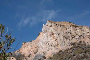 Granada 'nın güneyindeki sarp arazi kurak bir bölge, çalılar var, taşlar ve kayalar var, gökyüzünde bulutlar var.