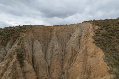 Granada 'nın güneyindeki sarp arazi, kurak bir bölge, çalılar, taşlar ve kayalar var.