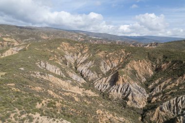 İspanya 'nın güneyindeki sarp arazi, kurak bir bölge, çalılar var, dağlık bir bölge, gökyüzü bulutlu.