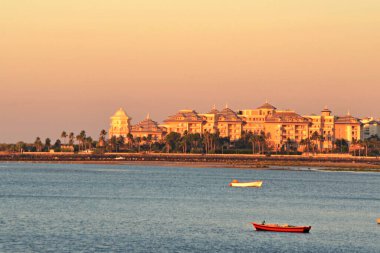 Sahilde güzel bir gün batımı Bir yaz sabahı ön planda teknelerle