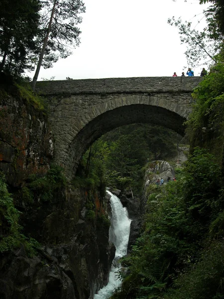 山の中の川にかかる石橋の眺め — ストック写真