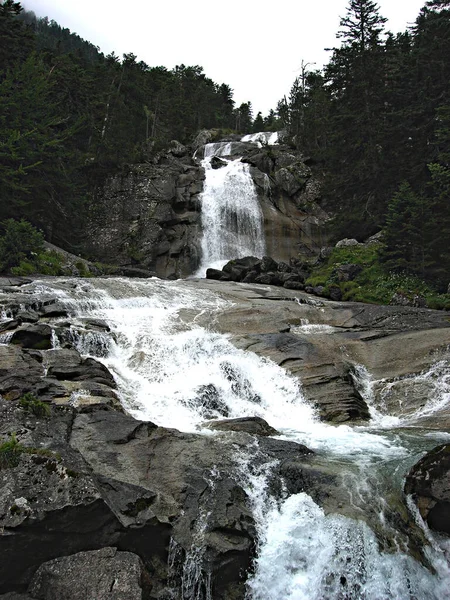 Vista Uma Cachoeira Rio Nas Montanhas — Fotografia de Stock