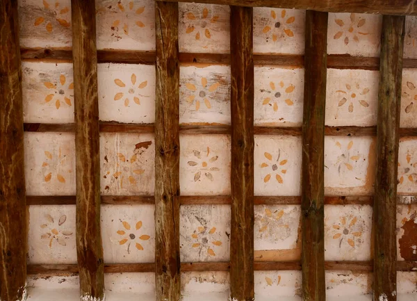 Tahtadan Yapılmış Eski Paneller Sarı Renkli Çiçek Çizimleri — Stok fotoğraf
