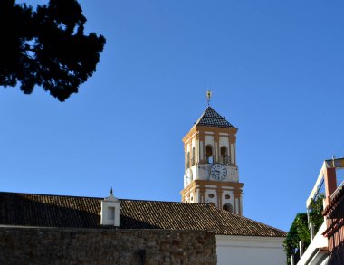 Marbella, İspanya - 1 Temmuz 2012: Marbella 'nın vücut bulmuş kadınının kilisesinin kulesi