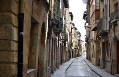 Olite, İspanya - 27 Eylül 2012: Ortaçağ şehrinin sokaklarının manzarası