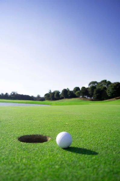 Golf Clube Bola Verde Buraco Bola Cerca Hoyo — Fotografia de Stock