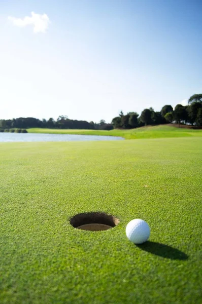 Golf Clube Bola Verde Buraco Bola Cerca Hoyo — Fotografia de Stock