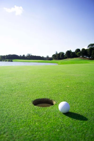 Golf Clube Bola Verde Buraco Bola Cerca Hoyo — Fotografia de Stock