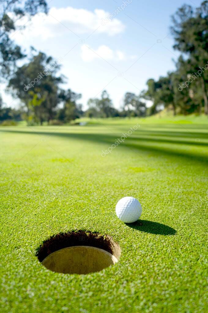 Bola de golf green Hole - cerca al hoyo