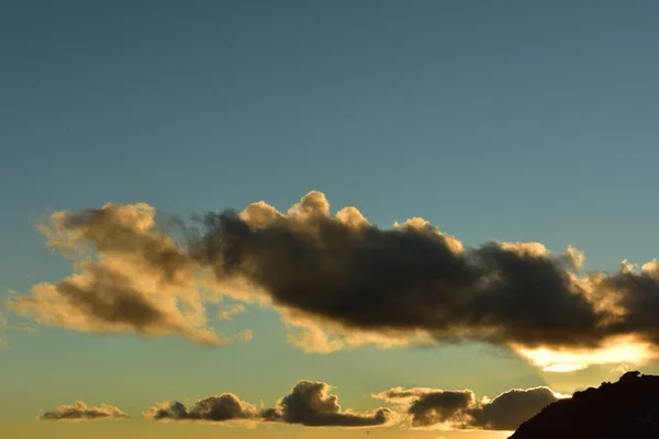 Keurboomstran 태양을 극적으로 구름을 초경비행기의 그림자를 드리우고 있습니다 — 스톡 사진