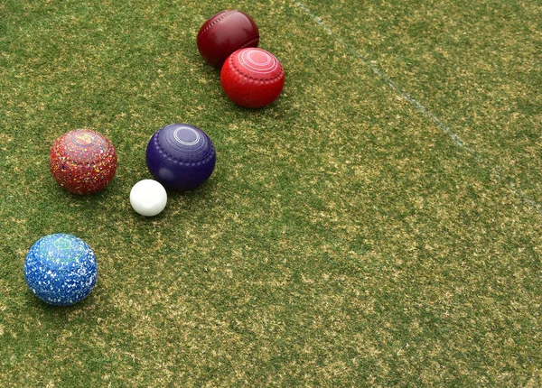 一些有色的草坪碗簇拥着被称为杰克的白色球 图库图片