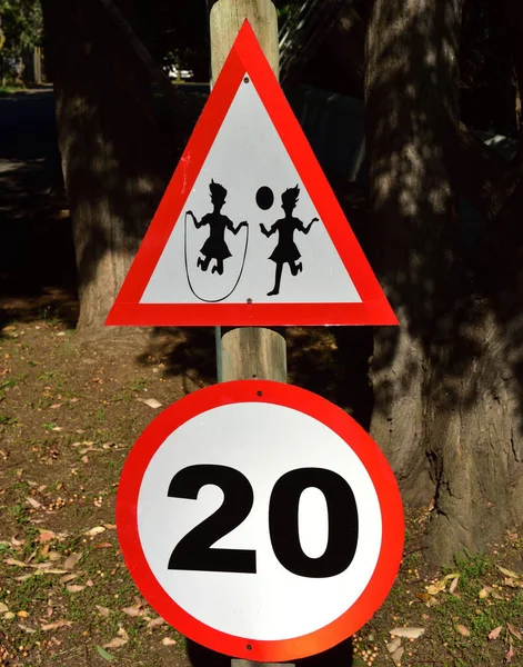 운전자들이 천천히 단지에서 아이들을 주의해야 표지판 — 스톡 사진