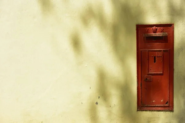 Old Dysfunctional Red Letterbox Built Ruggedly Plastered Wall — Fotografia de Stock