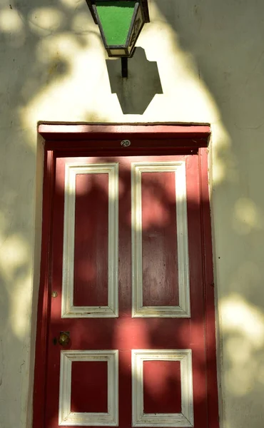 Uma Velha Porta Madeira Vermelha Uma Parede Pintada Marfim Coberta — Fotografia de Stock