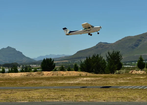 Четырехместный Маленький Самолет Взлетает Стелленбош Горы Заднем Плане — стоковое фото
