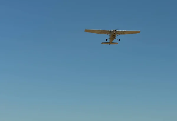 Ensam Liten Slätt Flyger Iväg Mot Blå Himmel — Stockfoto